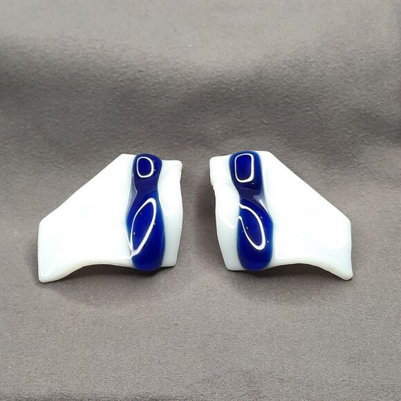 Vintage 1980s Artisan Fused Glass Geometric White/Blue Clip on Earrings XLNT - Picture 4 of 6